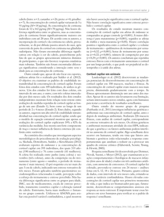 209
Avaliação do estresse pelo cortisol capilar
Avaliação Psicológica, 2014, 13(2), pp. 203-211
cabelo (loiro: n=3; castanho: n=26; preto: n=8; grisalho:
n=7). As concentrações de cortisol capilar variaram de 5 a
91 pg/mg (M=18 pg/mg). As concentrações de cortisona
foram de 12 a 163 pg/mg (M=70 pg/mg). Não houve di-
ferença significativa entre os gêneros, mas as concentra-
ções de cortisona foram significativamente maiores em
indivíduos com até 20 anos. De acordo com os autores, a
incorporação do cortisol e da cortisona no cabelo, prova-
velmente, se dá por difusão passiva através do suor, após
conversão de parte do cortisol em cortisona nas glândulas
sudoríparas. Não foram encontradas diferenças signifi-
cativas em relação à cor do cabelo, possivelmente pelo
fato de que os grupos apresentavam números distintos
de participantes, o que não favorece respostas estatísticas
mais robustas. Também não foram encontradas diferen-
ças significativas considerando a interação entre sexo e
idade para as concentrações de cortisona.
Outro estudo que, apesar de não focar em esportes,
utilizou atletas foi o realizado por Stalder et al. (2012).
O objetivo era examinar os padrões de estabilidade in-
traindividual de concentrações de cortisol capilar. Foram
feitos dois estudos com 109 indivíduos, de ambos os gê-
neros. Um dos estudos foi feito com duas coletas, em
intervalo de um ano; o outro, com três coletas intercala-
das por dois meses cada. Os resultados dos dois estudos
independentes mostram forte relação teste-reteste entre
avaliações de medidas repetidas de cortisol capilar ao lon-
go de um ano (Estudo 1), bem como ao longo de um
período de 2 e 4 meses (Estudo 2). Estes dados, segundo
os autores, sugerem um alto nível de estabilidade intrain-
dividual nas concentrações de cortisol capilar, sendo que
o modelo de equação estrutural mostrou que apenas as
avaliações do cortisol capilar explicaram 59% a 82% da
variância das medidas. Isso mostra um forte componente
de traço e menor influência de fatores externos (de con-
fusão entre variáveis).
Ao contrário dos estudos que investigaram aspectos
metodológicos do procedimento de avaliação psicológi-
ca, Skoluda, Dettenborn, Stalder, e Kirschbaum (2012)
avaliaram esportes de endurance e as concentrações de
cortisol capilar em 395 indivíduos, dos quais 319 atle-
tas (190 mulheres) e 76 como controle (41 mulheres).
A coleta foi realizada entre junho (uma coleta) e no-
vembro (três coletas), antes da competição ou do trei-
namento (entre agosto e outubro, o período de treina-
mento é mais intenso). O pré-requisito era ter mais do
que 3 cm de cabelo, indicando um estresse retroativo de
três meses. Foram aplicados também questionários so-
ciodemográficos relacionados à saúde, percepção sobre
o esforço do treinamento e estresse percebido. Não ha-
via diferenças significativas entre os grupos para idade,
IMC, uso de medicamentos, escala de estresse perce-
bido, tratamento cosmético capilar e coloração natural
do cabelo. Entretanto, havia mais mulheres e fuman-
tes no grupo controle. Utilizou-se ANOVA para ava-
liar esta possível variável confundidora, a qual mostrou
não haver associação significativa com o cortisol capilar.
Não houve correlação significativa entre estresse perce-
bido e cortisol capilar.
Os resultados do estudo mostram maiores con-
centrações de cortisol capilar em atletas de endurance se
comparados ao grupo controle (p<0,001). A maior dife-
rença é para maratonistas (p<0,001), seguidos se atletas
de triátlon e meia maratona (p<0,05). Houve correlação
positiva e significativa entre o cortisol capilar e o volume
de treinamento – quilômetros de treinamento por sema-
na (r=0,32; p<0,001); horas de treinamento por sema-
na (r=0,22; p<0,001); número de competições por ano
(r=0,29; p<0,001). Os autores concluíram que repetidos
estresses físicos com o treinamento aumentam o cortisol
por um longo período, o que pode ser prejudicial ao de-
sempenho e à saúde dos atletas.
Cortisol capilar em animais
Laudenslager et al. (2012) descreveram as mudan-
ças potenciais do desenvolvimento em concentrações de
cortisol capilar em 350 macacos, machos e fêmeas. As
concentrações de cortisol capilar eram maiores nos mais
jovens, diminuindo gradativamente com o tempo. As
fêmeas apresentaram diminuição um ano antes dos ma-
chos. Apesar de os autores não levantarem essa limitação,
seriam interessantes novos estudos, agora com humanos
para testar a ocorrência de resultados semelhantes.
Outro estudo do mesmo grupo de pesquisa
(Fairbanks et al., 2011) investigou influências genéticas e
ambientais nas concentrações de cortisol capilar, antes e
depois de mudanças ambientais. Avaliaram 226 macacos
fêmeas, com análise de cortisol capilar, correspondente
ao estresse retroativo de seis meses. Os efeitos genéticos
e ambientais mostraram atividade do eixo HPA, indican-
do que a genética e os fatores ambientais podem interfe-
rir no aumento de cortisol capilar. Algo semelhante deve
ocorrer em humanos, tendo em vista que fatores am-
bientais e genéticos estão relacionados a respostas com-
portamentais que auxiliam a reduzir ou a provocar um
quadro de estresse crônico (Haberstick, Scmitz, Young,
& Hewitt, 2005).
Pesquisa semelhante foi desenvolvida por Dettmer,
Novak, Suomi, e Meyer (2012), que examinaram as re-
ações comportamentais e fisiológicas de macacos infan-
tis (dois anos de idade) criados em três ambientes artifi-
ciais, com aumento de estressores. O cortisol capilar foi
coletado, prevendo-se estresse em 24 meses - análises
feitas em 6, 12, 18 e 24 meses. Portanto, quatro coletas
de dados, com intervalo de seis meses cada, evitando-se
assim as variáveis confundidoras. Houve elevadas con-
centrações de cortisol capilar nos primeiros momentos
de vida, o que indica ser biomarcador para que, futura-
mente, desenvolvam-se comportamentos ansiosos em
resposta ao meio estressor. É importante testar essas hi-
póteses em seres humanos para verificar se o padrão de
resposta é semelhante.
 
