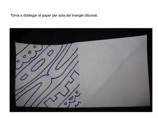 Torna a doblegar el paper per sota del triangle dibuixat.
 