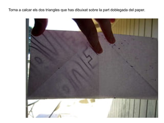 Torna a calcar els dos triangles que has dibuixat sobre la part doblegada del paper.
 