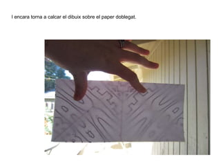 I encara torna a calcar el dibuix sobre el paper doblegat.
 