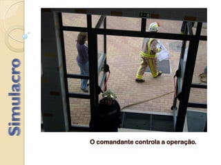 O comandante controla a operação.
 