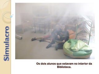 Os dois alunos que estavam no interior da
Biblioteca.
 