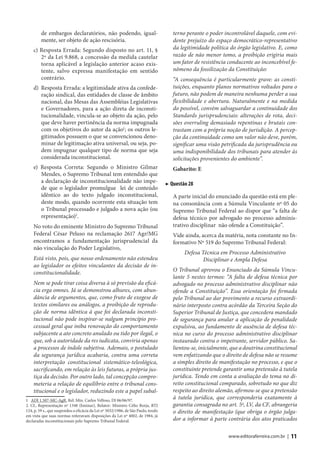 de embargos declaratórios, não podendo, igual-                               terno perante o poder incontrolável daquele, com evi-
         mente, ser objeto de ação rescisória.                                        dente prejuízo do espaço democrático-representativo
    c) Resposta Errada: Segundo disposto no art. 11, §                                da legitimidade política do órgão legislativo. E, como
       2º da Lei 9.868, a concessão da medida cautelar                                razão de não menor tomo, a proibição erigiria mais
       torna aplicável a legislação anterior acaso exis-                              um fator de resistência conducente ao inconcebível fe-
       tente, salvo expressa manifestação em sentido                                  nômeno da fossilização da Constituição:
       contrário.                                                                     “A consequência é particularmente grave: as consti-
    d)  Resposta Errada: a legitimidade ativa da confede-                             tuições, enquanto planos normativos voltados para o
        ração sindical, das entidades de classe de âmbito                             futuro, não podem de maneira nenhuma perder a sua
        nacional, das Mesas das Assembléias Legislativas                              flexibilidade e abertura. Naturalmente e na medida
        e Governadores, para a ação direta de inconsti-                               do possível, convém salvaguardar a continuidade dos
        tucionalidade, vincula-se ao objeto da ação, pelo                             Standards jurisprudenciais: alterações de rota, deci-
        que deve haver pertinência da norma impugnada                                 sões overruling demasiado repentinas e brutais con-
        com os objetivos do autor da ação1; os outros le-                             trastam com a própria noção de jurisdição. A percep-
        gitimados possuem o que se convencionou deno-                                 ção da continuidade como um valor não deve, porém,
        minar de legitimação ativa universal, ou seja, po-                            significar uma visão petrificada da jurisprudência ou
        dem impugnar qualquer tipo de norma que seja                                  uma indisponibilidade dos tribunais para atender às
        considerada inconstitucional.                                                 solicitações provenientes do ambiente”.
    e) Resposta Correta: Segundo o Ministro Gilmar                                    Gabarito: E
       Mendes, o Supremo Tribunal tem entendido que
       a declaração de inconstitucionalidade não impe-                             ▶ Questão 28
       de que o legislador promulgue lei de conteúdo
       idêntico ao do texto julgado inconstitucional,                                 A parte inicial do enunciado da questão está em ple-
       deste modo, quando ocorrente esta situação tem                                 na consonância com a Súmula Vinculante nº 05 do
       o Tribunal processado e julgado a nova ação (ou                                Supremo Tribunal Federal ao dispor que “a falta de
       representação)2.                                                               defesa técnico por advogado no processo adminis-
    No voto do eminente Ministro do Supremo Tribunal                                  trativo disciplinar não ofende a Constituição”.
    Federal César Peluso na reclamação 2617 Agr/MG                                    Vide ainda, acerca da matéria, nota constante no In-
    encontramos a fundamentação jurisprudencial da                                    formativo Nº 519 do Supremo Tribunal Federal:
    não vinculação do Poder Legislativo,
                                                                                           Defesa Técnica em Processo Administrativo
    Está visto, pois, que nosso ordenamento não estendeu                                           Disciplinar e Ampla Defesa
    ao legislador os efeitos vinculantes da decisão de in-
    constitucionalidade.                                                              O Tribunal aprovou o Enunciado da Súmula Vincu-
                                                                                      lante 5 nestes termos: “A falta de defesa técnica por
    Nem se pode tirar coisa diversa à só previsão da eficá-                           advogado no processo administrativo disciplinar não
    cia erga omnes. Já se demonstrou alhures, com abun-                               ofende a Constituição”. Essa orientação foi firmada
    dância de argumentos, que, como fruto de exegese de                               pelo Tribunal ao dar provimento a recurso extraordi-
    textos similares ou análogos, a proibição de reprodu-                             nário interposto contra acórdão da Terceira Seção do
    ção de norma idêntica à que foi declarada inconsti-                               Superior Tribunal de Justiça, que concedera mandado
    tucional não pode inspirar-se nalgum princípio pro-                               de segurança para anular a aplicação de penalidade
    cessual geral que iniba renovação do comportamento                                expulsiva, ao fundamento de ausência de defesa téc-
    subjacente a ato concreto anulado ou tido por ilegal, o                           nica no curso do processo administrativo disciplinar
    que, sob a autoridade da res iudicata, conviria apenas                            instaurado contra o impetrante, servidor público. Sa-
    a processos de índole subjetiva. Ademais, o postulado                             lientou-se, inicialmente, que a doutrina constitucional
    da segurança jurídica acabaria, contra uma correta                                vem enfatizando que o direito de defesa não se resume
    interpretação constitucional sistemático-teleológica,                             a simples direito de manifestação no processo, e que o
    sacrificando, em relação às leis futuras, a própria jus-                          constituinte pretende garantir uma pretensão à tutela
    tiça da decisão. Por outro lado, tal concepção compro-                            jurídica. Tendo em conta a avaliação do tema no di-
    meteria a relação de equilíbrio entre o tribunal cons-                            reito constitucional comparado, sobretudo no que diz
    titucional e o legislador, reduzindo este a papel subal-                          respeito ao direito alemão, afirmou-se que a pretensão
1 ADI 1.507-MC-AgR, Rel. Min. Carlos Velloso, DJ 06/06/97.
                                                                                      à tutela jurídica, que corresponderia exatamente à
2. Cf., Representação nº 1348 (liminar), Relator: Ministro Célio Borja, RTJ           garantia consagrada no art. 5º, LV, da CF, abrangeria
124, p. 59 s., que suspendeu a eficácia da Lei nº 5032/1986, de São Paulo, tendo      o direito de manifestação (que obriga o órgão julga-
em vista que suas normas reiteravam disposições da Lei nº 4002, de 1984, já
declaradas inconstitucionais pelo Supremo Tribunal Federal.                           dor a informar à parte contrária dos atos praticados

                                                                                                              www.editoraferreira.com.br |   11
 