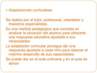 Presentan cara ancha y plana, fisuras palpebrales oblicuas e hipotonía muscular (debilidad muscular)
