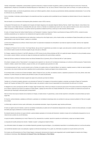 Taxistas, transportistas, mototaxistas y automovilistas en general comenzaron a resentir la escasez de gasolina y diesel al cumplirse 48 horas de la toma de la Terminal de
Abastecimiento y Reparto de Combustible de Petróleos Mexicanos en Santa María El Tule, así como la refinería “Antonio Dovalí Jaime” de Pemex, en el puerto de Salina Cruz.
Desde el pasado martes, una docena de gasolinerías cerraron por la falta de gasolina y diesel y las pocas que permanecían abiertas presentaban sobredemanda. Ya se ven filas
de vehículos de uno y dos kilómetros.
A pie, en bicicletas o motonetas, personas llegaron a los expendios para llenar sus galones ante la posibilidad de que el desabasto se extienda hasta el 8 de junio, después de la
elección.
Ante tal situación, los concesionaron del transporte público decidieron cortar en 50% el servicio.
La Diputación Permanente de la LXII Legislatura del Congreso del Estado integrada por los diputados Alejandro Martínez Ramírez, Adolfo Toledo Infanzón, Carlos Alberto Vera
Vidal, Arsenio Lorenzo Mejía García y la diputada Zoila José Juan, hicieron un llamado a la ciudadanía para acudir a las urnas y ejercer el derecho al voto, como la única forma
valida de reclamar un Estado más justo y una política nacional que atienda la realidad económica y social que en este momento enfrenta el país.
En tanto, el Consejo General del Instituto Estatal Electoral y de Participación Ciudadana, Organismo Público Local Electoral de Oaxaca (IEEPCO-OPLE), condenó los actos
vandálicos perpetrados por los maestros en las instalaciones del organismo público local electoral.
“Estamos convencidos que el fortalecimiento de las instituciones, construye día a día el tejido social, y sólo a través de ellas, se consolidará el Estado Democrático que incida en la
gobernabilidad y la paz social de Oaxaca”, resalta en su manifiesto.
La toma de las instalaciones de la refinería “Antonio Dovalí Jaime” ha ocasionado el desabasto de combustible en casi todas las regiones del estado, donde se han registrado
compras de pánico.
El delegado de Protección Civil en el Istmo, Tore Knape Macías, dijo que de las 15 gasolinerías que existen en la región, para este jueves no tendrán combustible, pues la “toma”
de la refinería impide el acceso de camiones cargados de gas crudo para su refinación.
En Chiapas, maestros de la Sección VI del SNTE adheridos a la CNTE tomaron las dos oficinas distritales del INE en la capital del estado, bloquearon los dos principales accesos
de la ciudad y vaciaron tráileres y camiones de cargas de empresas para repartirlas entre automovilistas y peatones.
Desde las 9:00 de la mañana los mentores tomaron las oficinas Distritales 06 en el poniente y 09 en el Oriente del INE en Tuxtla Gutiérrez.
Ahí pintaron consignas contra la “farsa electoral”, de la exigencia de la aparición con vida de los 43 normalistas de Ayotzinapa y en contra de la reforma educativa. Posteriormente
rompieron cristales y sacaron todo mobiliario y equipo de oficina, así como papelería para quemarla en la calle.
En la entrada poniente de Tuxtla, un punto conocido como La Pochota, en la salida rumbo a la Ciudad de México, los maestros y maestras vaciaron un tráiler de vasos de plástico,
uno de leche y otro más de molinos que fueron repartidos entre los automovilistas y mujeres que llegaron de las colonias vecinas.
En la entrada oriente, a la altura de la Central de Abastos, salida a Chiapa de Corzo y los Altos, los maestros vaciaron y repartieron productos de Coca Cola y Bimbo, entre otras
empresas. En ambos bloqueos los maestros sólo permitieron el paso a los autos de particulares.
Cientos de mujeres y hombres caminaban cargando las cajas de los productos que traían los tráileres.
También en La Pochota los maestros detuvieron una camioneta de Protección Civil cargada con documentos de gastos a comprobar que llevaba al Órgano de Fiscalización
Superior del Congreso del Estado (OFSC), bajaron todas las cajas y las quemaron a pesar de que la responsable de la documentación les pidió que no lo hicieran.
El delegado de la Junta Local Ejecutiva del INE en Chiapas, Edgar Humberto Arias, informó que interpuso una denuncia penal ante la Procuraduría General de la República (PGR)
por el saqueo y destrozos que hicieron los maestros el martes pasado, y agregó que ahora serán los consejos distritales 06 y 09 los que acudan a la instancia de procuración de
justicia para que interpongan la demanda penal correspondiente.
Este es el tercer día de paro de labores de los maestros en Chiapas, el martes tomaron 14 gasolinerías y varias de ellas repartieron combustible a los automovilistas que hacían
largas filas.
En Guerrero, policías federales y estatales se enfrentaron a pedradas con normalistas de Ayotzinapa sobre una carretera de cuota que conecta el poblado de Tixtla con la capital
de la entidad.
La trifulca dejó un saldo de al menos cuatro uniformados y dos estudiantes lesionados, ninguno de gravedad, según reportes preliminares.
El hecho se registró cerca del mediodía, cuando los normalistas encabezados por padres de los 43 estudiantes desaparecidos se dirigían, a bordo de varios autobuses, a la capital
del estado para seguir protestando en contra de las elecciones.
No obstante decenas de policías con equipo antimotín, quienes estaban apostados en los túneles del libramiento, impidieron el paso de los manifestantes bloqueando la vía a la
mitad del tramo carretero de unos 20 kilómetros.
Un grupo de padres, encabezados por el vocero Felipe de la Cruz, descendió de un autobús, reprochó el operativo de confrontación y exigió que los dejaran transitar.
La respuesta de los jefes policiacos fue rotunda: “Ustedes no pasan” y enseguida se desató la trifulca.
Los uniformados trataron de replegar a los normalistas disparando granadas de gas lacrimógeno, y los estudiantes respondieron a la embestida policial con una lluvia de piedras.
Los inconformes decidieron subir a los autobuses y regresar a la Normal de Ayotzinapa. Por su parte, los uniformados se quedaron en el punto donde ocurrió la riña.
Por la tarde unos 200 elementos de la Policía Federal llegaron al aeropuerto internacional de Acapulco para resguardarlo ante la posible llegada de maestros de la Ceteg y
normalistas de Ayotzinapa. (Con información de Ezequiel Flores, Isaín Mandujano y Pedro Matías)
 