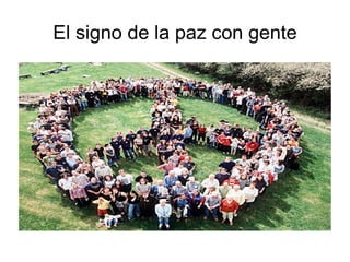 El signo de la paz con gente 