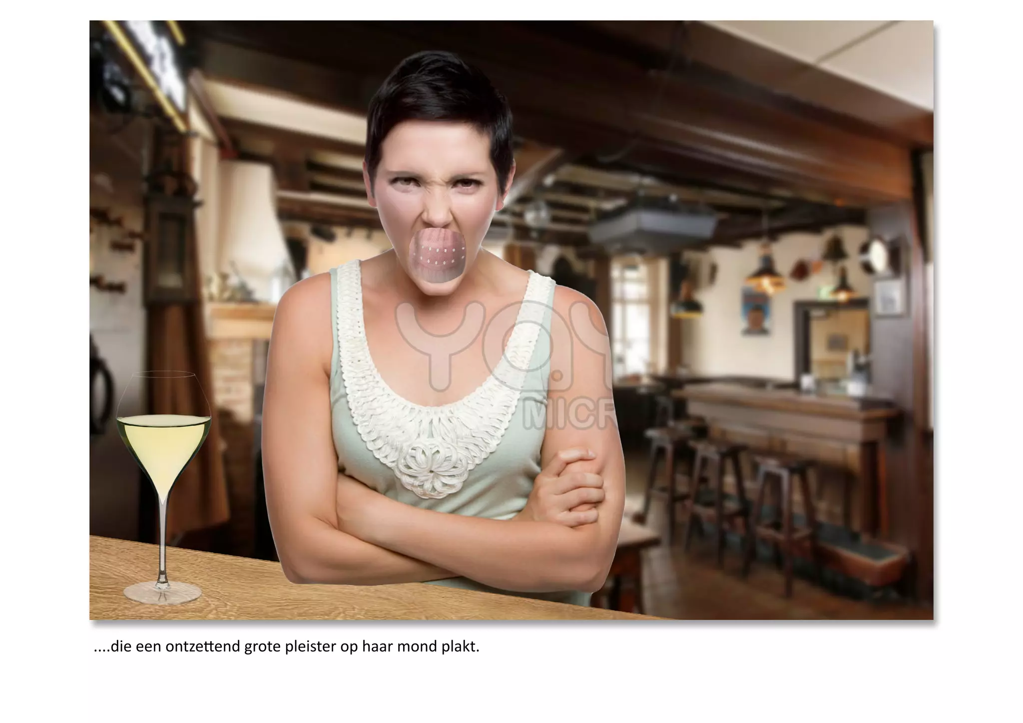 ....die een ontzettend grote pleister op haar mond plakt.
 