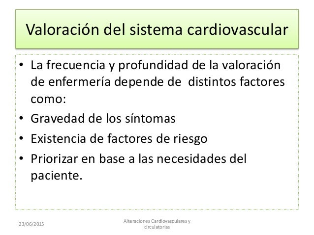 El pecho femenino pequeño no las dimensiones grandes
