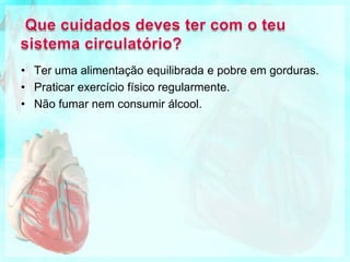 Qual é o trajecto do sangue durante a circulação sistémica ou grande circulação? O sangue arterial é impulsionado pelo ventrículo esquerdo para a artéria aorta. A artéria aorta ramifica-se em vasos mais pequenos e leva o sangue rico em oxigénio e nutrientes às células dos órgãos. Nas células, o sangue passa de arterial a venoso. O sangue venoso regressa ao coração, entrando na aurícula direita através das veias cavas. 