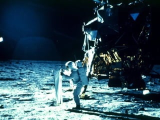 Cara, vecchia Luna! La luna nacque (si pensa) dallo scontro della terra primordiale con un corpo celeste di grandi dimensioni, forse tipo Marte Sulla sua superficie, infatti, si trovano minerali che sulla Terra non sono presenti, se non a grandi profondità Sono stati 12 gli astronauti che tra la fine degli anni ’60 e l’inizio dei ’70 andarono sulla Luna; e i prossimi a quando? 