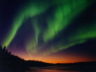 Il vento solare E’ costituito da un flusso continuo di particelle ionizzate emesse dal Sole, che si disperdono in ogni direzione. Quando raggiungono la Terra vengono deviate dal campo magnetico e a volte possono dar vita ad aurore boreali 