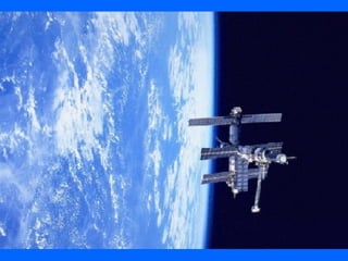 Il pianeta vivente La Terra è l’unico pianeta del Sistema solare su cui l’acqua sia presente allo stato solido, liquido e gassoso. La temperatura è idonea allo sviluppo della vita L’alternarsi delle stagioni favoriscono il ricambio delle masse d’aria tra i poli e l’equatore Lo scudo dell’ozono protegge la Terra dalle mortali radiazioni UV solari 