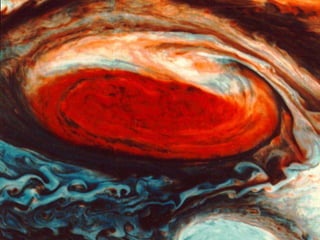 Atmosfera turbolenta Giove è un pianeta gassoso; i suoi principali componenti sono l’idrogeno, l’elio, il metano e l’ammoniaca La superficie delle nubi è scossa da venti ad oltre 300 km/h Le nubi si dispongono su bande o fasce parallele all’equatore; all’interno di queste si possono sviluppare turbolenze e vortici che permangono anche per secoli, com’è il caso della “Grande Macchia Rossa” 