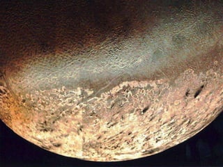 Lune ed anelli Anche attorno a Nettuno la sonda Voyager 2 ha individuato la presenza di anelli, sebbene molto sottili e deboli. Nel suo peregrinare attorno al Sole il pianeta è accompagnato da otto satelliti il più grande dei quali, Tritone, risulta particolarmente interessante per la presenza di ghiaccio d’acqua in superficie e di strutture simili a “gayser” che eruttano materiale scuro 