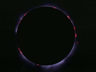 Le protuberanze La superficie del Sole è scossa da violente esplosioni che eiettano plasma solare a distanze enormi, anche ad oltre 200.000 km La loro temperatura è di 10.000° e seguono l’andamento delle linee di forza del campo magnetico Da Terra si possono ammirare durante le eclissi totali di Sole 