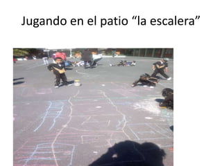Jugando en el patio “la escalera”
 