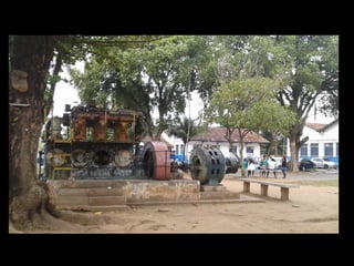 Educar é comover. Educar é doar. Educar é sentir e pensar,
não apenas a própria identidade, mas também outras formas
possíveis de viver e conviver. Se isso não acontecesse nas
escolas, provavelmente o deserto, o ermo, a seca ocupariam
toda a paisagem dos tempos do por vir. p.189
 