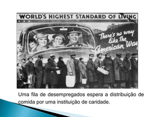 Uma fila de desempregados espera a distribuição de
comida por uma instituição de caridade.
 