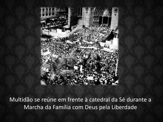 Multidão se reúne em frente à catedral da Sé durante a
Marcha da Família com Deus pela Liberdade
 