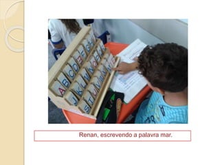 Renan, escrevendo a palavra mar.
 