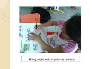 Hillary, registrando as palavras no cartaz
 
