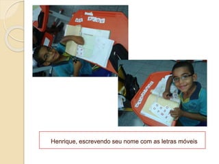 Henrique, escrevendo seu nome com as letras móveis
 