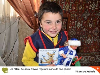 Un filleul heureux d’avoir reçu une carte de son parrain.
 