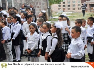 Les filleuls se préparent pour une fête dans leur école.
 