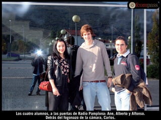 Los cuatro alumnos, a las puertas de Radio Pamplona: Ane, Alberto y Alfonso.
Detrás del fogonazo de la cámara, Carlos.
 