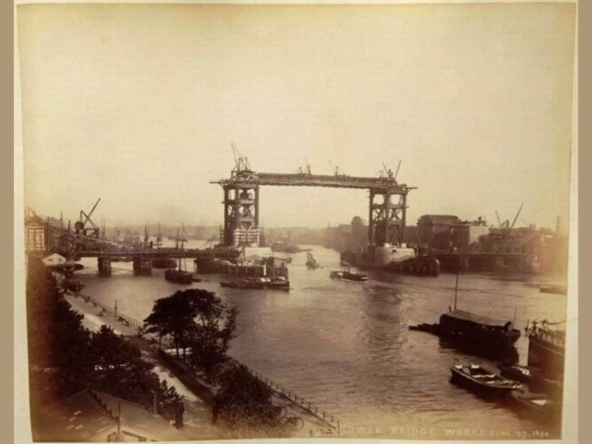 The building of London tower bridge