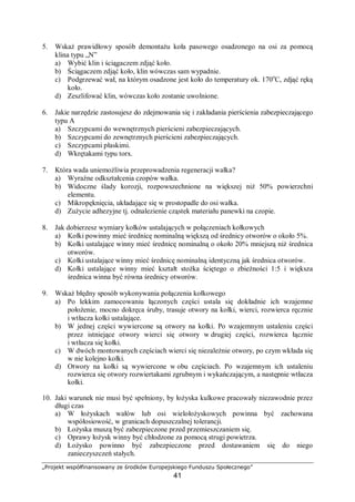 „Projekt współfinansowany ze środków Europejskiego Funduszu Społecznego”
41
− czyszczenie i regulacja urządzeń kopiujących,
− czyszczenie i ewentualna wymiana uszkodzonych odcinków instalacji elektrycznej,
gniazd bezpieczników, styczników, luzowników, wyłączników, zespołów
elektronicznych itp.,
− demontaż, oczyszczenie i przegląd silników elektrycznych oraz próby oporności izolacji,
− montaż obrabiarki, sprawdzenie działania bez obciążenia oraz pod obciążeniem,
sprawdzenie dokładności.
Obrabiarkę po naprawie odbiera się komisyjnie. Wyniki pomiarów i prób należy wpisać
do protokołu odbioru obrabiarki po naprawie.
Naprawy średnie [2]
Naprawa średnia ma znacznie szerszy zakres niż bieżąca, może być wykonywana na
stanowisku pracy maszyny lub po zdemontowaniu jej z fundamentu w wydziale naprawczym.
Obrabiarki skrawające do metali są poddawane naprawie średniej po przepracowaniu ok.
8000 godzin.
Zakres prac wykonywanych w czasie naprawy średniej obrabiarek jest następujący:
− czynności przeglądu technicznego i naprawy bieżącej,
− demontaż wrzeciennika, skrzynki posuwów, suportu, urządzeń kopiujących i sterowania
obrabiarki,
− czyszczenie, mycie zdemontowanych zespołów i części oraz ich weryfikacja,
− wymiana zużytych łożysk tocznych,
− regeneracja zużytych czopów wałków,
− regulacja, regeneracja lub wymiana łożysk ślizgowych oraz dopasowanie do nich czopów
wałów,
− wymiana okładzin ciernych sprzęgieł i hamulców,
− regeneracja powierzchni ciernych przekładni bezstopniowych,
− wymiana uszkodzonych klinów i wpustów oraz naprawa rowków i dopasowanie,
− wymiana uszkodzonych przewodów układu smarowania, chłodzenia, hydraulicznego
i pneumatycznego,
− naprawa pomp olejowych i chłodzenia,
− regeneracja lub wymiana zużytych śrub pociągowych i dorobienie nowych nakrętek,
− naprawa urządzeń napędu hydraulicznego lub pneumatycznego,
− naprawa suportu, imaków nożowych konika,
− struganie powierzchni roboczych stołów i naprawa rowków teowych,
− szlifowanie lub skrobanie łoża obrabiarki, w razie potrzeby,
− naprawa urządzeń kopiujących,
− wymiana zużytych kół zębatych i wałków,
− naprawa wyposażenia normalnego i specjalnego w razie potrzeby,
− montaż obrabiarki, sprawdzenie działania bez obciążenia i pod obciążeniem, sprawdzanie
dokładności.
Odbiór obrabiarki po naprawie średniej jest dokonywany na tych samych zasadach, co po
naprawie bieżącej.
Ramowy zakres prac naprawy kapitalnej/ tokarki
Rzeczowy zakres naprawy głównej obejmuje:
1. Kompletny demontaż obrabiarki na zespoły i poszczególne części składowe.
2. Dokładne oczyszczenie i odtłuszczenie poprzez mycie na gorąco wszystkich jej części
i elementów.
 