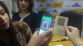 Cidades Digitais e Inteligentes
“ ... fazem uso sistemático das
TIC para promover a eficiência
no planejamento, execução e
manutenção dos serviços e
infraestruturas urbanos, no
melhor interesse dos atores
que atuam nestas cidades”
Harrison & Donnelly (2011)
“ ... têm por objetivo a melhoria
na qualidade dos serviços aos
cidadãos ... o estabelecimento
de sistemas integrados
baseados emTIC não é um fim
em si, mas são mecanismos por
meio dos quais os serviços são
fornecidos e as informações
são compartilhadas.”
Nam & Pardo (2011)
 