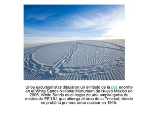 Unos excursionistas dibujaron un símbolo de la  paz  enorme en el White Sands National Monument de Nuevo México en 2005. W...