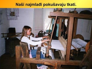 Naši najmlađi pokušavaju tkati. 