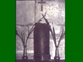 En el camino era azotado despiadadamente. Y los transeúntes lo maltrataban, lo insultaban y se burlaban. 