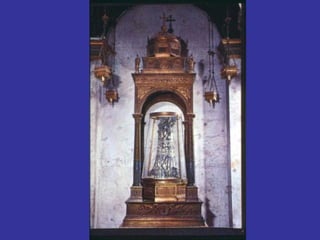 Al llegar al lugar del suplicio, se hacía acostar al condenado, estirando los brazos sobre el patibulum, y luego se los clavaban.  