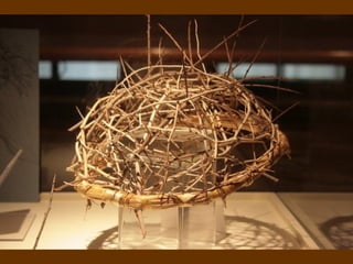 Al contemplar las manos en el santo lienzo, hay dos cosas que nos llaman la atención: - Las manchas de sangre no se ven en las palmas de las manos, sino en las muñecas; - En ninguna de las dos manos se ven los pulgares. 