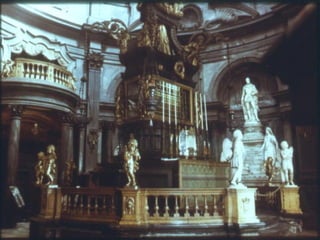 Desde el año 1998 la SS se halla contenida en una urna de metal de 5 m., con dos placas antibalas de  5 mm. espesor cada una, separadas ambas por un espacio estrecho.  