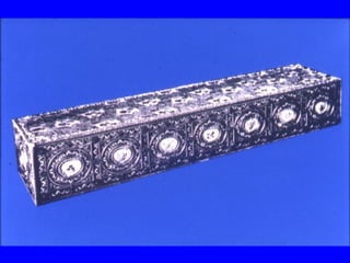 El cristal que deja ver la sábana tiene 6 cm. de espesor, pesa 1 ton., y es también antibalas. La atmósfera interior en 99 % es gas argón, un gas inerte y solo 1% de oxígeno. 