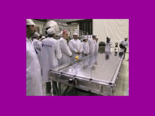 Una computadora regula las demás condiciones que podrían dañar a la sábana (humedad, presión, temperatura), durante las 24 h. del día. La estructura incluye también un sistema de iluminación mediante fibra óptica Un sistema rotatorio posibilita la posición horizontal o vertical de la reliquia y un carro de altura regulable permite su traslado 