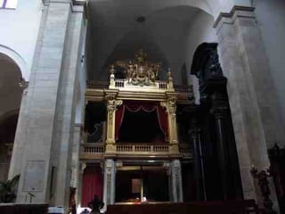 La urna está recubierta ahora por un tejido ligero, ignífugo y que puede retirarse fácilmente. Su color recuerda las grandes cajas doradas que tradicionalmente han recubierto los grandes relicarios 