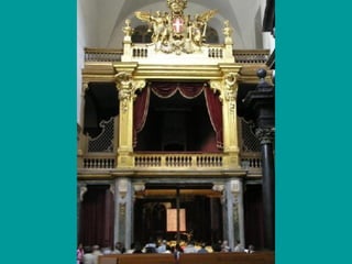 Se ven inscripta en ella la oración que ha acompañado siempre el culto sindónico: “Tuam Sindonem veneramur Domine, et tuam recolimus Passionem” Aparecen también los símbolos tradicionales de la Pasión 