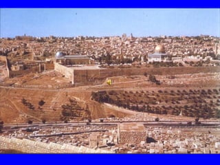 En Grecia (1205-1350)   Al día siguiente de la toma de Const. por los cruzados, el santo lienzo fue llevado a Atenas.  Esto lo sabemos porque el  el sobrino del emperador bizantino (Isaac Angel II)  se quejó al Papa Inocencio III, de  los tesoros robados a su tío; entre esos tesoros una serie de reliquias,  “ y entre ellas, el objeto sagrado entre todos, el Sudario”, que se encuentra al presente “en Atenas”. (1205) 