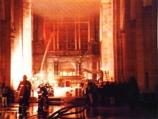 Este fenómeno que lógicamente se ha dado raras veces en la historia de la medicina, se produce por una emoción intensísima, especialmente un profundo dolor o terror. 