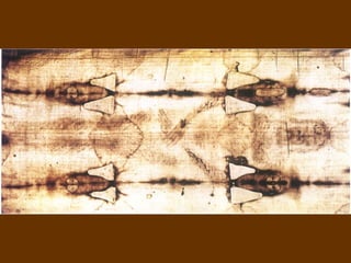 La imagen es frontal y dorsal; el hombre está completamente desnudo, pero sus manos tapan la región pélvica  