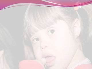 Mãos e pés pequenos;