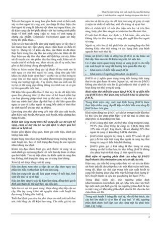 Quản lý một trường hợp xuất huyết tử cung bất thường
Quản lý xuất huyết tử cung bất thường liên quan đến thai kỳ
2
Tiền sử thai ngoài tử cung bao gồm hoàn cảnh và bối cảnh
xảy ra thai ngoài tử cung, các can thiệp đã thực hiện cho
thai ngoài tử cung là điều trị nội khoa hay ngoại khoa, các
dữ kiện cung cấp bởi phẫu thuật viên hay tường trình phẫu
thuật về tình hình vùng chậu và hoặc về tình trạng di
chứng của nhiễm Chlamydia trachomatis quan sát thấy
trong khi phẫu thuật…
Tiền sử sẩy thai liên tiếp làm tăng mạnh nguy cơ sẩy thai ở
lần mang thai này nếu không được chẩn đoán và điều trị
hợp lý. Thông tin về kiểu sẩy thai, các thăm dò đã được
thực hiện trong lần sẩy thai đó, cũng như các thăm dò đã
thực hiện sau sẩy thai như khảo sát bệnh học mô sẩy, khảo
sát di truyền các sản phẩm thụ thai tống xuất, khảo sát di
truyền của bố và/hoặc mẹ, khảo sát các yếu tố tự miễn, bao
gồm cả hội chứng kháng phospholipid…
Điều trị hiếm muộn bằng các kỹ thuật hỗ trợ sinh sản là
một nguy cơ của thai ngoài tử cung, cũng như gây khó
khăn cho chẩn đoán vị trí thai vì có thể vừa có thai trong tử
cung vừa có thai ngoài tử cung (heterotopic pregnancy)
trong các trường hợp này. Tuy nhiên, thai sau sinh sản hỗ
trợ lại có thể cung cấp những thông tin chính xác và có giá
trị liên quan đến tuổi thai.
Dữ kiện liên quan đến lần có thai này là các dữ kiện liên
quan đến phương thức có thai như vỡ kế hoạch (thất bại
của loại phương pháp tránh thai cụ thể nào) ví dụ như có
thai sau tránh thai khẩn cấp thất bại có thể liên quan đến
nguy cơ cao sẽ là thai ngoài tử cung, bối cảnh có thai (thai
do sinh sản hỗ trợ hay thai tự nhiên).
Lâm sàng còn phải chú trọng đến tính chất của xuất huyết,
gồm kiểu xuất huyết, thời gian xuất huyết, triệu chứng đau
bụng đi kèm.
Khám lâm sàng mang tính chất cung cấp các dữ kiện bổ
sung, củng cố hay bác bỏ các giả định có được qua hỏi
tiền sử và bệnh sử
Khám gồm khám tổng quát, đánh giá sinh hiệu, đánh giá
lượng máu mất.
Khám bụng tìm phản ứng thành bụng trong trường hợp có
xuất huyết nội, hay có tình trạng đau bụng do các nguyên
nhân không xác định.
Khám âm đạo nhằm đánh giá kích thước tử cung và so
sánh đánh giá sự tương thích với tuổi thai dự đoán có được
qua hỏi bệnh. Tìm sự hiện diện của khối cạnh tử cung đau
hay không, tình trạng túi cùng sau có căng đau không.
Xem kỹ mô được tống ra từ tử cung.
Siêu âm được xem như là tiếp cận sơ cấp, theo ngay sau
phần tìm hiểu và thu thập dữ kiện lâm sàng.
Siêu âm cung cấp các dữ liệu quan trọng về tuổi thai, tính
sinh tồn thai và vị trí thai.
Siêu âm làm sáng tỏ các dữ kiện lâm sàng, đồng thời quyết
định can thăm dò thứ cấp theo sau siêu âm.
Siêu âm có vai trò quan trọng, được dùng như tiếp cận sơ
cấp, đầu tay trong khảo sát nguyên nhân xuất huyết âm
đạo trong 3 tháng đầu thai kỳ.
Tuổi thai định qua siêu âm phải được so sánh với tuổi thai
ước tính bằng các dữ kiện lâm sàng. Cân nhắc giá trị của
siêu âm và độ tin cậy của dữ liệu lâm sàng sẽ giúp có một
ý niệm tốt nhất về tuổi thai, sinh tồn trứng và vị trí thai.
Khi có chênh lệch về tuổi thai trên siêu âm và trên lâm
sàng, buộc phải làm sáng tỏ về sinh tồn thai lẫn tuổi thai.
Ở tuổi thai đã được xác định là 5.5-6 tuần, nếu siêu âm
không thấy túi thai trong tử cung phải nghĩ đến thai ngoài
tử cung.
Ngoài ra, siêu âm có thể phát hiện các trường hợp thai bất
thường khác như thai trứng và các dạng thức của bệnh
nguyên bào nuối thai kỳ.
Khảo sát β-hCG tĩnh và động học β-hCG là các khảo sát
thứ cấp, theo sau các dữ kiện cung cấp bởi siêu âm.
Có 2 khái niệm quan trọng trong sử dụng β-hCG cho tiếp
cận xuất huyết tử cung bất thường liên quan đến thai kỳ:
 Khái niệm về diễn biến của β-hCG
 Khái niệm về ngưỡng phân định của β-hCG
β-hCG có ý nghĩa quan trọng trong tiên lượng tình trạng
thai ở các giai đoạn rất sớm. Ngược lại, vai trò của β-hCG
không còn nữa khi siêu âm đã ghi nhận túi thai có phôi và
hoạt động tim thai trong tử cung.
Khái niệm thứ nhất liên quan đến β-hCG là sự diễn biến
của β-hCG theo thời gian, hay nói cách khác là động học
β-hCG.
Trong khái niệm này, một loạt định lượng β-hCG được
thực hiện nhằm cung cấp dữ kiện về diễn biến của nồng độ
β-hCG theo thời gian.
Khái niệm động học β-hCG có ích lợi trong 6 tuần đầu thai
kỳ khi siêu âm chưa phát hiện vị trí túi thai và chưa xác
nhận phôi và hoạt động tim thai.
 β-hCG tăng phù hợp cho biết thai sống trong tử cung.
99.9% thai sống trong tử cung có β-hCG tăng trên
35% mỗi 48 giờ. Tuy nhiên, vẫn có khoảng 21% thai
ngoài tử cung có kiểu tăng β-hCG như trên.
 β-hCG bình nguyên hay tăng ít, dưới 35% mỗi 48 giờ
gợi ý đi tìm một tình trạng thai ngoài tử cung hay thai
trong tử cung có diễn biến bất thường.
 β-hCG giảm gợi ý khả năng là thai trong tử cung
nhưng có thể là thai lưu, túi thai trống. β-hCG không
cho phép loại trừ khả năng có thai ngoài tử cung.
Khái niệm về ngưỡng phân định của nồng độ β-hCG
huyết thanh (discrimination zone và cut-off của nó).
Hiện nay, các tiến bộ trong nhận thức về vai trò của khảo
sát hình ảnh đã cho phép đưa vào một khái niệm mới hơn,
trong đó, khảo sát thứ cấp trong tiếp cận xuất huyết tử
cung bất thường được dựa trên việc kết hợp định lượng β-
hCG huyết thanh và siêu âm qua đường âm đạo (TVS).
Trong khái niệm này, một ngưỡng phân định
(discrimination zone) được giả lập. Mục tiêu của việc thiết
lập một cách giả định giá trị của ngưỡng phân định là tạo
ra một vùng có khả năng phân định câu trả lời cho câu hỏi
chẩn đoán cốt lõi.
Trong xuất huyết 3 tháng đầu thai kỳ, vấn đề thử thách, tức
câu hỏi lớn nhất là vị trí làm tổ của thai. Vì thế, ngưỡng
phân định được thiết lập, sao cho cùng một lúc phải thỏa
mãn 2 kỳ vọng:
 