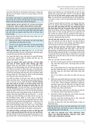 Quản lý một trường hợp xuất huyết tử cung bất thường
Quản lý xuất huyết tử cung cơ năng ở tuổi dậy thì
2
máu kinh. Hầu hết các trường hợp xuất huyết cơ năng tuổi
dậy thì sẽ tự ổn định về chu kỳ có rụng trứng và trở nên
đều đặn hơn.
Tuy nhiên, xuất huyết tử cung bất thường xảy ra ở trong
độ tuổi dậy thì có thể là một dấu hiệu của nhiều tình trạng
bệnh lý nội khoa khác nhau, đôi khi rất nặng nề.
CHẨN ĐOÁN XUẤT HUYẾT TỬ CUNG CƠ NĂNG
TUỔI DẬY THÌ LÀ MỘT CHẨN ĐOÁN LOẠI TRỪ
Tiếp cận dựa trên cơ sở loại trừ các nguyên nhân thực thể
gây chảy máu tử cung đòi hỏi người thực hành phải đánh
giá toàn diện mọi nguyên nhân thực thể có thể gây chảy
máu tử cung.
Đánh giá lâm sàng là bước đầu quan trọng. Mục tiêu của
đánh giá lâm sàng gồm:
1. Đánh giá độ nặng và ảnh hưởng của tình trạng thiếu
máu hệ quả của xuất huyết tử cung
2. Tìm tất cả các nguyên nhân khác với tình trạng không
phóng noãn “sinh lý” của xuất huyết tử cung bất
thường.
Đánh giá độ nặng của chảy máu dựa vào các dấu hiệu
toàn thân (sinh hiệu, da niêm, sinh hoạt học tập hàng ngày)
và huyết đồ (mức độ thiếu máu thiếu sắt).
Các trạng thái bệnh lý gây xuất huyết tử cung bất thường
có thể là các nguyên nhân tại đường sinh dục hay các
nguyên nhân ngoài sinh dục.
Trong các nguyên nhân ngoài sinh dục, rối loạn đông
cầm máu là nhóm nguyên nhân thường gặp nhất.
Nguyên nhân của xuất huyết tử cung có thể đến từ bất
thường của con đường đông máu nội sinh hay ngoại sinh.
Các bệnh lý di truyền về đông cầm máu có thể phát hiện
được qua hỏi tiền sử và bệnh sử. Các bệnh lý lành tính hay
ác tính trên ảnh hưởng trên dòng tiểu cầu có thể được nhận
biết qua huyết đồ. Việc dùng các thuốc có thể ảnh hưởng
trên đông cầm máu cũng cần được lưu ý.
Các bệnh hệ thống có thể gây chảy máu tử cung bằng
nhiều cách khác nhau. Vấn đề quan trọng là phải nhận biết
được sự tồn tại của các bệnh hệ thống. Sai lầm thường
mắc phải nhất là chỉ thấy có rối loạn phóng noãn mà
không nhìn thấy bệnh hệ thống ẩn mình phía sau rối
loạn phóng noãn. Nói một cách khác, rối loạn phóng noãn
tuổi dậy thì không phải chỉ có nguyên nhân duy nhất là sự
không ổn định có tính sinh lý của trục hạ đồi-yên-buồng
trứng. Rối loạn chức năng phóng noãn có thể đến từ mọi
nguyên nhân ảnh hưởng đến trục hạ đồi-yên-(…) và làm
trì hoãn quá trình thiết lập sự ổn định sinh lý của trục hạ
đồi-yên-buồng trứng. Bệnh lý tuyến giáp và bệnh lý
thượng thận là hai ví dụ cho nhóm nguyên nhân này. Điều
trị bệnh lý tuyến giáp hay thượng thận mới mang lại cơ hội
phục hồi hoạt động của trục hạ đồi-yên-(…) nói chung và
trục hạ đồi-yên-buồng trứng nói riêng. Lưu ý rằng nhiều
thuốc cũng có thể ảnh hưởng đến trục hạ đồi-yên, đặc biệt
là các thuốc hướng thần kinh và các thuốc corticosteroid.
Các bệnh hệ thống có thể gây trì hoãn sự thiết lập một
cách có hiệu quả feed-back thứ nhì của trục hạ đồi-yên.
Đái tháo đường có thể ảnh hưởng nghiêm trọng đến cơ chế
gây phóng noãn. Trong trường hợp này, sẽ là một rối loạn
phóng noãn thường trực chứ không phải là một rối loạn
phóng noãn mang tính chất “sinh lý” ở tuổi dậy thì. Béo
phì ở trẻ em là một nhóm nguyên nhân ngày càng phổ
biến. Trục hạ đồi yên ở trẻ béo phì khó đi vào ổn định hơn,
và là nguy cơ gây ra một rối loạn phóng noãn thường trực
sau này.
Trong các nguyên nhân tại sinh dục, các nguyên nhân thực
thể là các nguyên nhân thường gặp nhất. Nhiễm trùng có
liên quan đến hoạt động tình dục hay không liên quan
đến hoạt động tình dục là nguyên nhân phổ biến nhất.
Bệnh lý tân lập ác tính hay không ác tính của buồng trứng
thuộc nhóm u tế bào của dây giới bào (sex cord) như u tế
bào vỏ-hạt sản xuất tại chỗ các estrogen là đối tượng ưu
tiên phải tìm cách để loại trừ. Bệnh lý tại tử cung hiếm gặp
ở tuổi trẻ, nhưng phải được loại trừ.
Nội tiết sinh dục ngoại lai cũng là một tình huống phải
lưu ý để tránh bỏ sót. Cần tế nhị hỏi xem đứa bé đã có
dùng các nội tiết ngoại lai hay không, mà thường nhất là
nội tiết ngoại lai cho mục tiêu tránh thai khẩn cấp.
Nguyên nhân tại sinh dục “dễ bị bỏ quên” nhất là thai
kỳ. Cho dù rằng phóng noãn hiếm gặp ở tuổi dậy thì,
nhưng không có nghĩa là hoàn toàn không có phóng noãn.
Một khi buồng trứng đã bắt đầu có hoạt động và đứa bé đã
có quan hệ tình dục thì khả năng có xuất huyết tử cung bất
thường liên quan đến thai kỳ thai là hoàn toàn phải nghĩ
đến để loại trừ.
Như vậy, các bước cần làm cụ thể sẽ là:
1. Hỏi tiền sử kinh nguyệt: tuổi khi có lần hành kinh đầu
tiên, tính chất chu kỳ kinh , đau bụng kinh, kỳ kinh
cuối cùng…
Hỏi về hoạt động tình dục, thói quen tình dục (kể cả
thủ dâm), đánh giá nguy cơ mắc bệnh lây truyền qua
tình dục, dùng các loại thuốc (nhất thuốc tránh thai
khẩn cấp)…
Hỏi về các bệnh lý toàn thân của bệnh nhi hay gia
đình.
2. Khám lâm sàng nhằm đánh giá toàn thân, chú ý những
dấu hiệu đi cùng chu kỳ kinh không đều của bệnh nhi
và gia đình: cường androgen (acanthosis nigricans,
rậm lông, mụn), quá cân, biểu hiện của bệnh lý tuyến
giáp (thay đổi cân nặng, tuyến giáp to), dễ chảy máu
(vết bầm máu, chấm xuất huyết)…
Về phía phụ khoa, đánh giá các dấu hiệu của dậy thì
(vú, lông mu), khám vùng chậu tìm các khối u.
3. Huyết đồ và khảo sát đông cầm máu là khảo sát trước
tiên giúp đáng giá mức độ ảnh hưởng.
Siêu âm vùng chậu là phương tiện sơ cấp, cung cấp
nhiều thông tin quan trọng và hữu ích.
Các khảo sát được thực hiện theo định hướng có được từ
khám lâm sàng.
Sau khi đã loại trừ tất cả mọi khả năng khác, thì có thể
thiết lập chẩn đoán xuất huyết tử cung cơ năng do chu kỳ
không phóng noãn ở tuổi dậy thì.
XỬ TRÍ CẦN TRÁNH GÂY TỔN THƢƠNG CHO
TRỤC HẠ ĐỒI-YÊN-BUỒNG TRỨNG CÒN NON
NỚT, CHƢA TRƢỜNG THÀNH
 