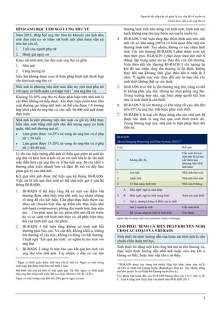 Nguyên tắc tiếp cận và quản lý các vấn đề về tuyến vú
Chiến lược tầm soát ung thư vú
3
HÌNH ẢNH HỌC TẦM SOÁT UNG THƯ VÚ
Năm 2015, Hiệp hội ung thư Hoa kỳ khuyến cáo lịch tầm
soát dựa trên cơ sở khảo sát hình ảnh phải được căn cứ
trên hai yếu tố:
1. Tuổi của người phụ nữ
2. Đánh giá nguy cơ
Khảo sát hình ảnh cho tầm soát ung thư vú gồm:
1. Nhũ ảnh
2. Cộng hưởng từ
Siêu âm không được xem là biện pháp hình ảnh thích hợp
cho tầm soát ung thư vú.
Nhũ ảnh là phương tiện tầm soát đầu tay cho mọi phụ nữ
với nguy cơ bình quân (average risk) 1
của ung thư vú.
Khoảng 10-50% ung thư vú được phát hiện trên nhũ ảnh là
các khối không sờ thấy được. Khi thực hiện chiến lược tầm
soát thường qui bằng nhũ ảnh, có thể cứu được 1.8 trường
hợp khỏi chết do ung thư vú cho mỗi 50,000 nhũ ảnh được
thực hiện.
Nhũ ảnh là một phương tiện tầm soát có giá trị. Khi thực
hiện tầm soát bằng nhũ ảnh cho đối tượng nguy cơ bình
quân, nhũ ảnh thường qui sẽ:
 Làm giảm được 16-35% tử vong do ung thư vú ở phụ
nữ ≥ 50 tuổi
 Làm giảm được 15-20% tử vong do ung thư vú ở phụ
nữ ≥ 40-49 tuổi
Lý do của hiện tượng nhũ ảnh có hiệu quả giảm tử suất do
ung thư vú kém hơn ở tuổi trẻ so với tuổi lớn là do tần suất
mắc thấp hơn của ung thư vú ở lứa tuổi này, do các khối u
thường phát triển nhanh hơn và đậm độ mô vú dầy làm
giảm giá trị của nhũ ảnh.
Kết quả nhũ ảnh được thể hiện qua hệ thống BI-RADS.
Việc xử lý kết quả tầm soát có thể dựa trên gợi ý của hệ
thống BI-RADS.
1. BI-RADS 0 thể hiện rằng đã có một vài điểm bất
thường được nhìn thấy trên nhũ ảnh, tuy nhiên không
rõ ràng để cho kết luận. Cần phải thực hiện thêm các
khảo sát chuyên biệt như ép điểm khi thực hiện nhũ
ảnh (spot compression), phóng đại mạnh hơn, hay siêu
âm… Cần phải xem lại các phim nhũ ảnh đã có trước
đó và so sánh với hình ảnh hiện có, để phát hiện thay
đổi của hình ảnh qua các phim.
2. BI-RADS 1 thể hiện rằng không có hình ảnh bất
thường phải báo cáo. Vú cân đối, không khối u, không
bất thường về cấu trúc, không có đóng vôi bất thường.
Thuật ngữ “kết quả âm tính” có nghĩa là âm tính với
ung thư.
3. BI-RADS 2 cũng là một báo cáo kết quả âm tính với
ung thư trên nhũ ảnh. Tuy nhiên, ở đây có các tổn
1
Nguy cơ bình quân được tính trên yếu tố tiền sử. Nguy cơ mắc trong
suốt cuộc đời được tính theo mô hình Claus.
Mô hình này căn cứ trên số liệu quốc gia. Tại Mỹ, nguy cơ bình quân
mắc ung thư trong suốt cuộc đời (average lifetime risk) là 12.8%.
Nguy cơ mắc trong cuộc đời trên 20% gọi là nguy cơ cao.
thương lành tính như đóng vôi lành tính, hình ảnh các
hạch không ung thư hay bướu sợi-tuyến tuyến vú.
4. BI-RADS 3 thể hiện rằng đặc điểm hình ảnh trên nhũ
ảnh rất có khả năng (98%) có liên quan đến một tổn
thương lành tính. Tuy nhiên, không có xác nhận lành
tính. Các tổn thương BI-RADS 3 phải được xem xét
theo thời gian. BI-RADS 3 phải được theo dõi mỗi 6
tháng, tập trung quan sát sự thay đổi của tổn thương.
Việc theo dõi tổn thương BI-RADS 3 chỉ ngừng lại
khi đã xác nhận rằng tổn thương là ổn định, không
thay đổi sau khoảng thời gian theo dõi ít nhất là 2
năm. Ý nghĩa của việc theo dõi này là hạn chế các
sinh thiết không thật sự cần thiết.
5. BI-RADS 4 có thể là tổn thương ung thư, cũng có thể
là không phải ung thư, nhưng lại nhìn giống ung thư.
Trong trường hợp này, các biện pháp quyết liệt hơn
như là sinh thiết là cần thiết.
6. BI-RADS 5 là tổn thương có khả năng rất cao, lên đến
trên 95% là ung thư. Bắt buộc phải sinh thiết.
7. BI-RADS 6 là loại chỉ được dùng cho các nhũ ảnh đã
được xác định là ung thư qua sinh thiết trước đó.
Trong trường hợp này, nhũ ảnh là biện pháp theo dõi
điều trị.
BI-RADS
(Breast Imaging-Reporting and Data System) (2015) 2
Loại Kết quả
0 Không đầy đủ
Cần xem xét các
nhũ ảnh đã có hay
cần thêm các
phương tiện hình
ảnh khác
1 Âm tính Nhũ ảnh tầm soát
2 Lành tính Nhũ ảnh tầm soát
3 Có khả năng lành tính Nhũ ảnh 6 tháng
4
A Mức nghi ngờ ác tính thấp
Xem xét sinh thiết
B Mức nghi ngờ ác tính trung bình
C Gợi ý, nhưng không cổ điển của ác tính
5 Gợi ý mạnh ác tính Cần sinh thiết
6 Đã có xác nhận ác tính từ sinh thiết Can thiệp
Nguồn: Hiệp hội Quang tuyến Hoa kỳ (American College of Radiology)
GIẢI PHẪU BỆNH LÀ BIỆN PHÁP KHUYẾN NGHỊ
CHO CÁC LOẠI 4 VÀ 5 BI-RADS
Sinh thiết lõi dưới hướng dẫn của khảo sát hình ảnh là tiêu
chuẩn chẩn đoán mô học.
Sinh thiết lõi dùng một kim rỗng hút mô từ tổn thương vú,
thực hiện dưới hướng dẫn nhũ ảnh hoặc siêu âm khi u
không sờ thấy, hoặc trực tiếp khi u sờ thấy.
2
BI-RADS được xây dựng bởi nhiều Hiệp hội khác nhau như ACS,
ACOG và Hiệp hội Quang tuyến (Radiology) Hoa kỳ. Tuy nhiên, đứng
tên bản quyền là của Hiệp hội Quang tuyến Hoa kỳ.
Các phiên bản trước đây của BI-RADS không chia loại 4 ra 3 mức A, B,
C. Loại 6 cũng mới được đưa vào phiên bản BI-RADS 2015.
 