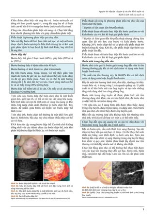 Nguyên tắc tiếp cận và quản lý các vấn đề về tuyến vú
Bệnh lý lành tính của tuyến vú
2
Chẩn đoán phân biệt với ung thư vú. Bướu sợi-tuyến có
đóng vôi bao quanh ngoại vi, trong khi ung thư sẽ có hình
ảnh can-xi hóa li ti ở trung tâm bướu (microcalcification).
Cũng cần chẩn đoán phân biệt với nang vú. Chọc hút bằng
kim nhỏ là phương tiên hữu ích giúp chẩn đoán phân biệt.
Phẫu thuật là phương pháp hiệu quả duy nhất.
Nên mổ lấy bướu để biết bản chất mô học, vì một số bướu
được cho là bướu sợi-tuyến điển hình nhưng lại có kết quả
giải phẫu bệnh là loại bệnh lý lành tính khác, hay đôi khi
là ung thư.
Bướu diệp thể
Bướu diệp thể gồm 3 loại: lành (60%), giáp biên (20%) và
ác (20%).
Bướu thường thấy ở bệnh nhân trên 40 tuổi.
Bướu thường có kích thước to, phát triển nhanh.
Da trên bướu căng, bóng, mỏng. Có thể thấy giãn tĩnh
mạch do bướu đè sát vào da. Loét da có thể xảy ra do căng
và đè ép gây thiếu máu. Núm vú có thể bị ảnh hưởng
nhưng rất ít bị xâm lấn hay co kéo. Hạch vùng nách có thể
to và sờ thấy trong 20% trường hợp.
Bướu diệp thể hiếm khi có di căn. Chỉ thấy có di căn trong
khoảng 5% trường hợp.
Trên siêu âm, bướu diệp thể hiện diện như là một khối
giảm âm, giới hạn rõ, có thể có rải rác vài vùng hóa nang.
Khi hình ảnh siêu âm là hình ảnh có vùng hóa nang và khe
rãnh, khả năng chẩn đoán thường là bướu diệp thể. Tuy
nhiên, dễ nhầm giữa bướu sợi-tuyến với bướu diệp thể
lành và ác.
Trên nhũ ảnh, bướu diệp thể thường là một khối lớn giới
hạn rõ, hình tròn, bầu dục hay chia thành nhiều thùy có thể
có vôi hóa.
FNA kém tin cậy trong bướu diệp thể. Do tính chất không
đồng nhất của các thành phần của bướu diệp thể, nên khó
phân biệt bướu diệp thể lành, ác với bướu sợi tuyến.
Hình 2a: Bướu diệp thể là khối u rất to và lớn nhanh
Hình 2b: Siêu âm bướu diệp thể với hình ảnh đặc trưng hình ảnh có
vùng hóa nang và khe rãnh
Hình 2c: Nhũ ảnh bướu diệp thể là một khối lớn giới hạn rõ, hình tròn,
bầu dục hay chia thành nhiều thùy có thể có vôi hóa.
Hình 2d: Đại thể bướu diệp thể
Nguồn: wikimedia.org (2a) radiopaedia.org (2b) openi.nlm.nih.gov (2c) cancerjournal.ne (2d)
Phẫu thuật cắt rộng là phương pháp điều trị chủ yếu của
bướu diệp thể lành.
Tái phát có liên quan đến bờ phẫu thuật.
Phẫu thuật đoạn nhũ nên thực hiện khi bướu quá lớn so với
kích thước của vú, bất kể loại giải phẫu bệnh
Tái phát có liên quan đến bờ phẫu thuật nhưng không liên
quan đến độ mô học của bướu và kích thước bướu.
Khoảng 20% bướu diệp thể sẽ tái phát nếu phẫu thuật bờ
bướu không đủ rộng. Khi đó, cần phẫu thuật tiếp thêm sau
phẫu thuật lần đầu.
Phẫu thuật đoạn nhũ nên thực hiện khi bướu quá lớn so với
kích thước của vú, bất kể loại giải phẫu bệnh.
Bướu nhú trong ống dẫn sữa
Bướu nhú (còn gọi là bướu gai) trong ống dẫn sữa là tổn
thương thường gặp khi có tiết dịch núm vú dạng máu hoặc
huyết thanh-máu.
Tần suất của tổn thương này là 60-80% khi có tiết dịch
núm vú dạng máu hoặc huyết thanh-máu.
Đây là một tổn thương lành tính, đơn độc, thường chỉ thấy
ở một bên vú, ở trong vòng 1 cm quanh quầng vú. U phát
xuất từ tế bào biểu mô của ống tuyến và tạo nên những
tăng sinh dạng nhú làm căng phồng ống.
Bướu nhú trong ống tuyến sẽ được phân biệt với tổn
thương dạng nhú khác của vú như bệnh nhú, đa bướu nhú
và đặc biệt là carcinôm dạng nhú.
Trên siêu âm, có 3 dạng hình ảnh được nhìn thấy: dạng
trong ống tuyến, dạng trong nang, và dạng đặc. Nếu bướu
nhú quá nhỏ, chỉ nhìn thấy được ống tuyến giãn.
Hầu hết các trường hợp đều không thấy bất thường trên
nhũ ảnh, trừ khi có kết hợp với một u có thể nhìn thấy.
Chụp ống dẫn sữa cản quang rất có giá trị chẩn đoán với
bướu nhỏ trong ống dẫn sữa ( hình dưới).
Khi có bướu nhú, cần sinh thiết trọn sang thương. Sau đó
điều trị theo kết quả mô học có được. Có thể thay thế sinh
thiết mở bằng sinh thiết định vị dưới siêu âm. Siêu âm
hướng dẫn việc định vị sang thương trong ống tuyến bằng
kim định vị quy ước, nhằm phẫu thuật lấy chính xác tổn
thương và tránh lấy nhiều mô vú không cần thiết.
Chọc hút bằng kim nhỏ có thể không thể phân biệt được
với các loại tổn thương thay đổi sợi bọc, bướu nhú, bệnh
nhú, carcinôm tại chỗ hoặc xâm lấn. Đa số cần phải sinh
thiết trọn.
Hình 3a: (trái) Sơ đồ vị trí một u nhú gây tiết dịch-máu ở vú
60-80% tiết dịch núm vú dạng máu này là các u nhú
Hình 3b: (phải) Chụp cản quang ống tuyến vú với hình ảnh u nhú trong
ống tuyến
Nguồn: onedreamdesign.com(3a), radiopaedia.org (3b)
 